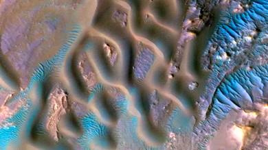 ​تموجات زرقاء مذهلة على سطح المريخ تكشف الطريقة التي تهب بها الرياح!